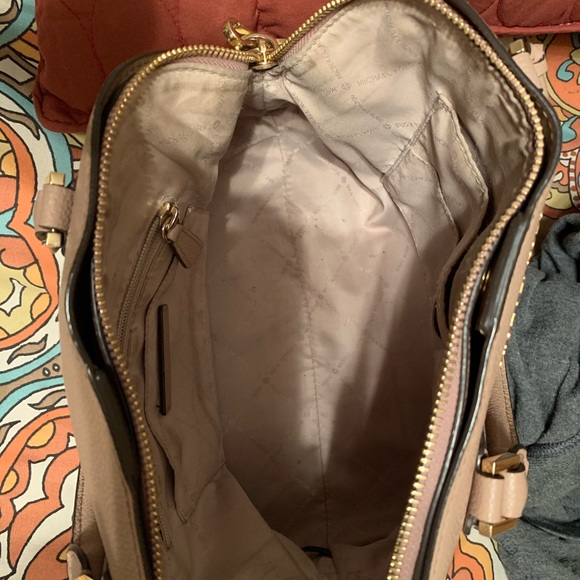 MICHEAL KORS HANDBAG - Picture 2 of 2